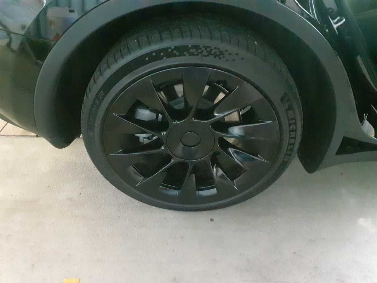 Sort Tesla Model Y fra 2023