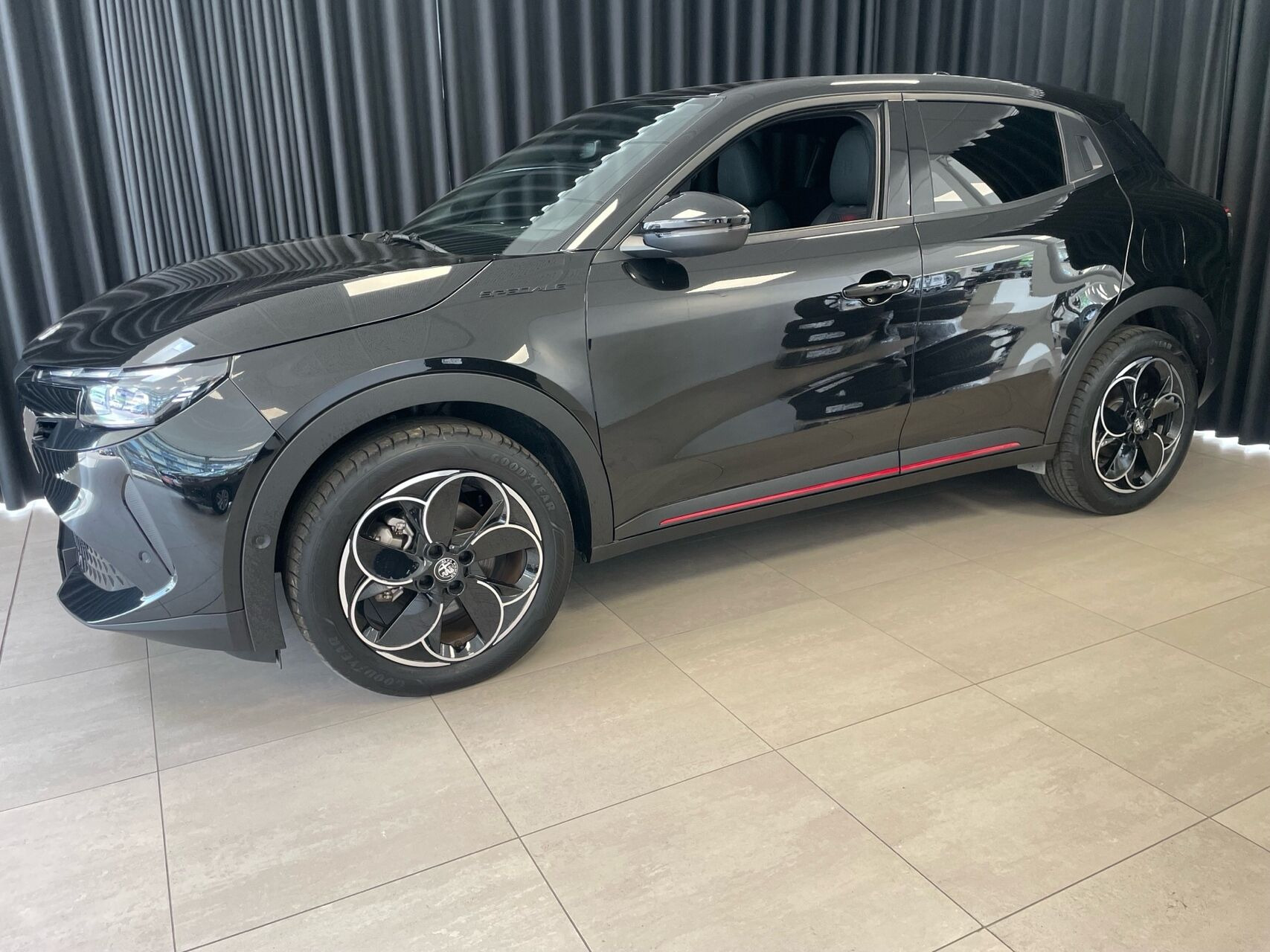Sort Alfa Romeo Junior fra 2025