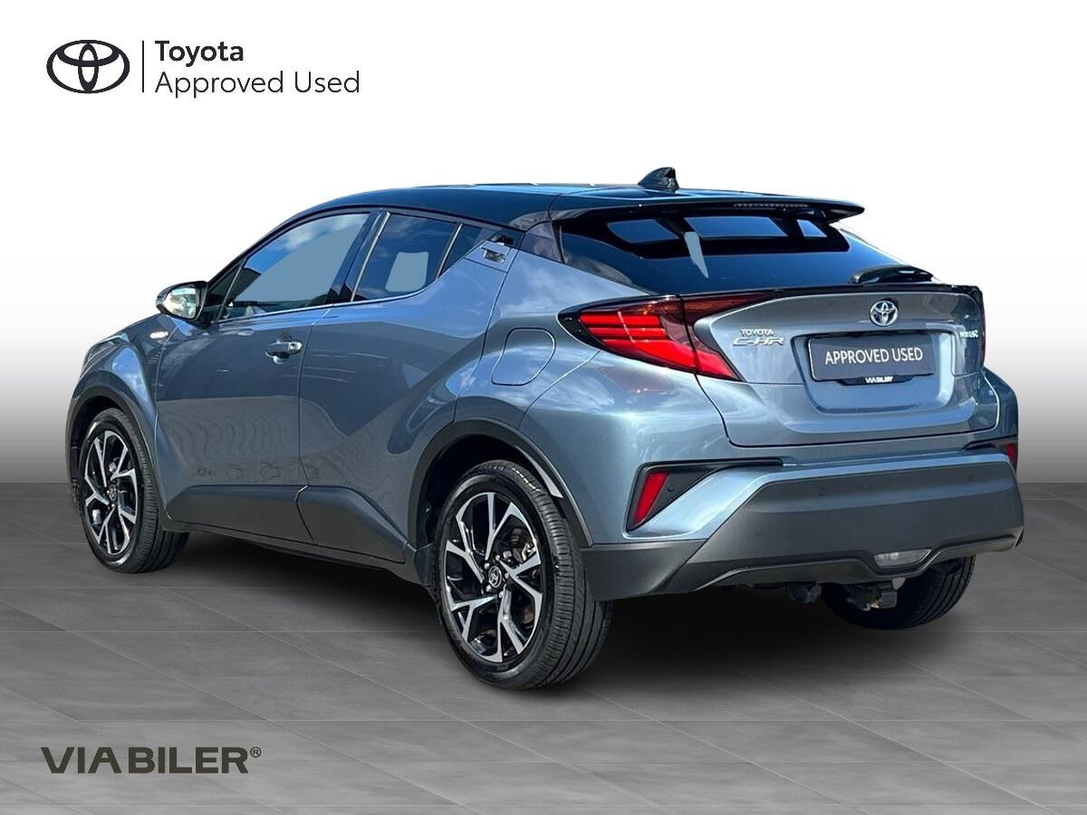 Grå Toyota C-HR fra 2022