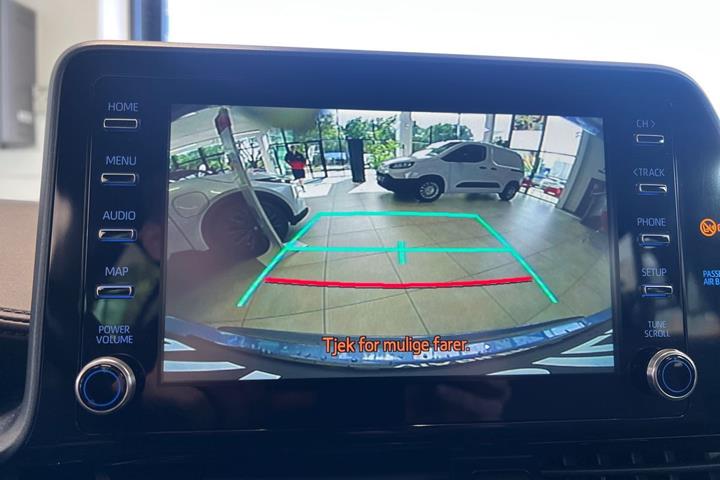 Grå Toyota C-HR fra 2022