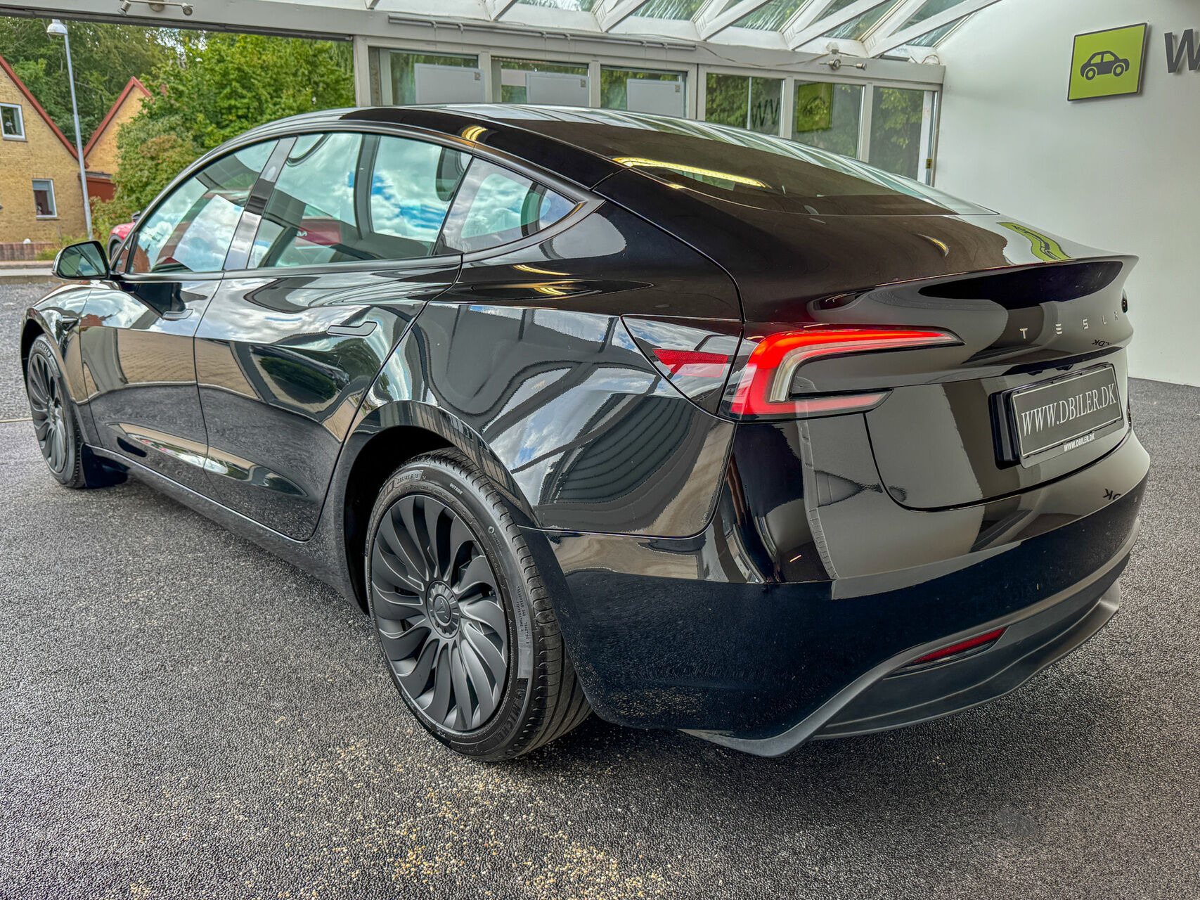 Sort Tesla Model 3 fra 2024
