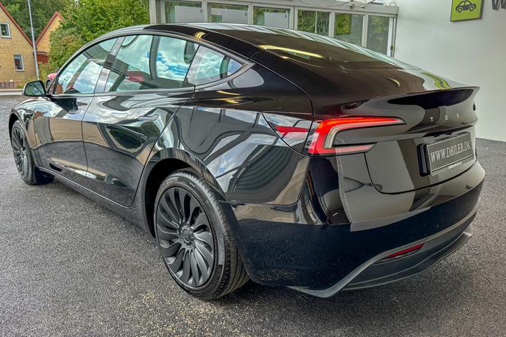 Sort Tesla Model 3 fra 2024