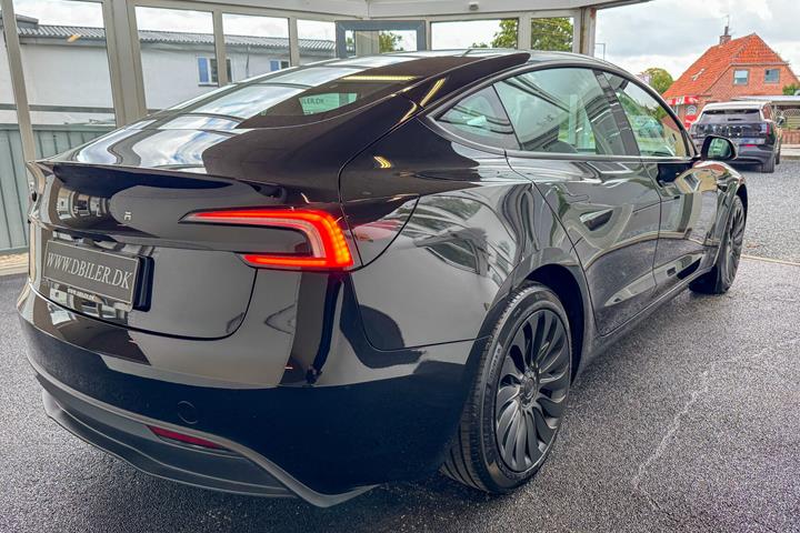Sort Tesla Model 3 fra 2024