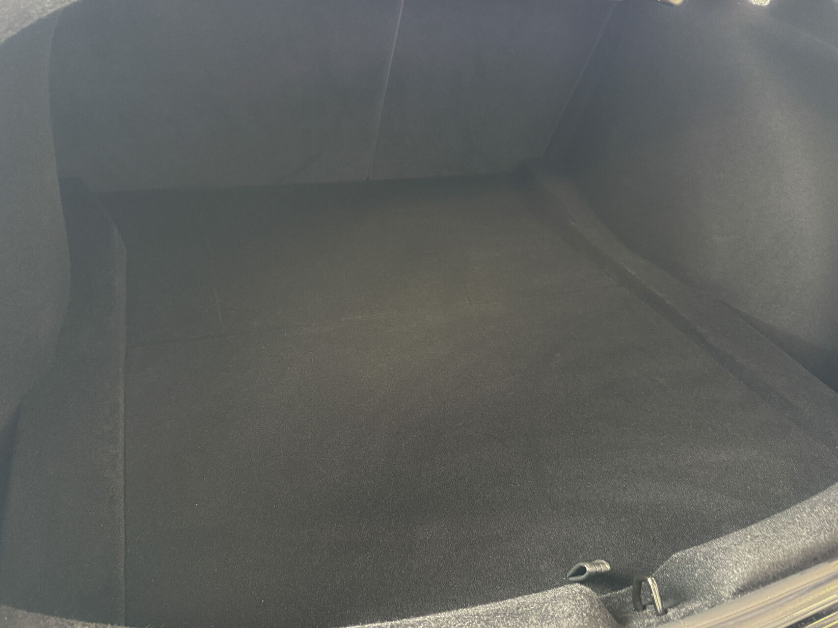 Sort Tesla Model 3 fra 2024