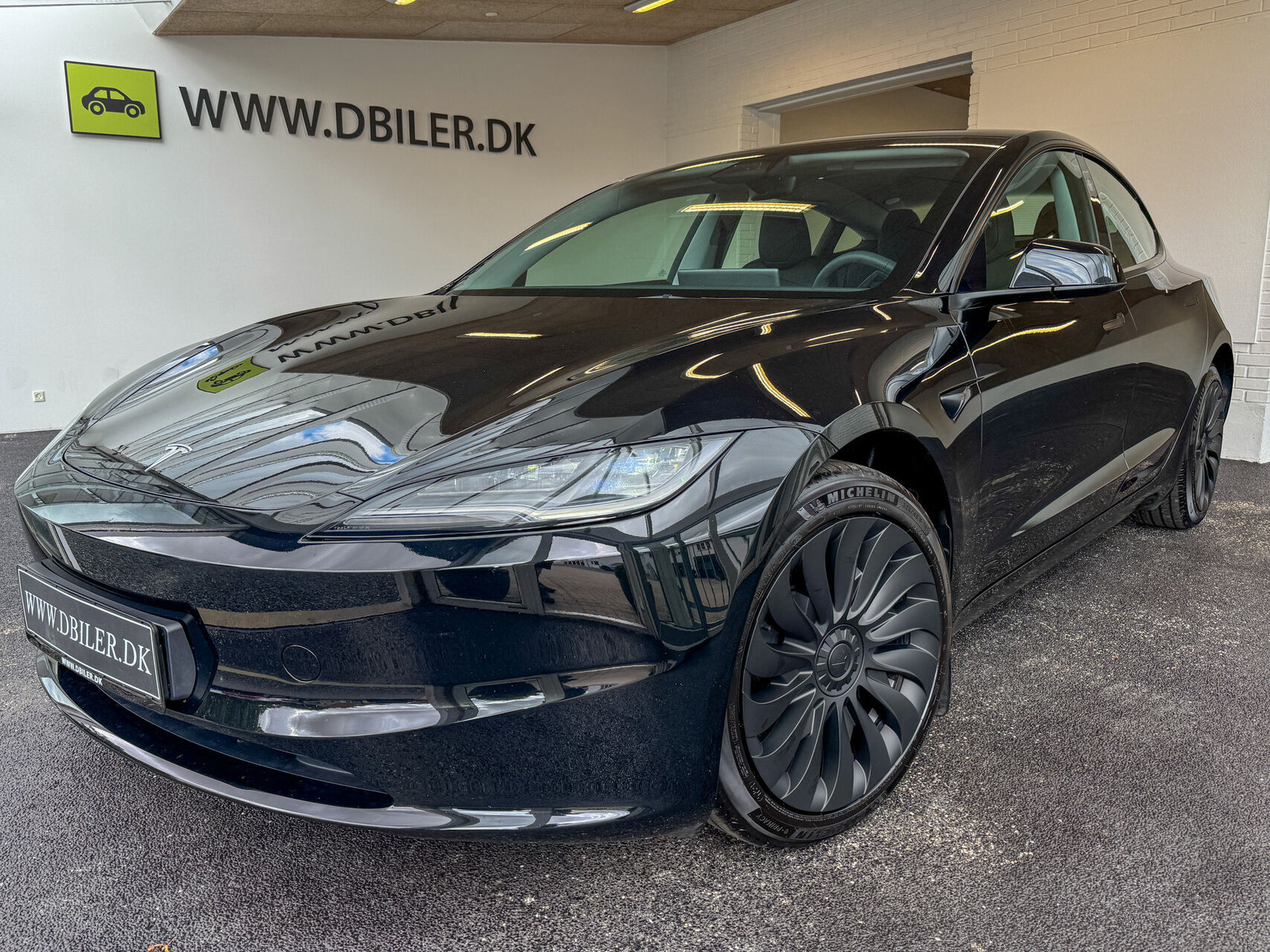 Sort Tesla Model 3 fra 2024