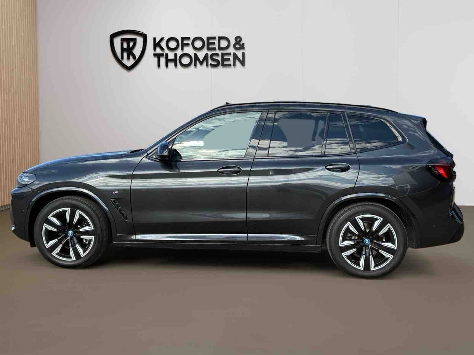 Grå BMW iX3 fra 2024