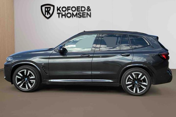 Grå BMW iX3 fra 2024