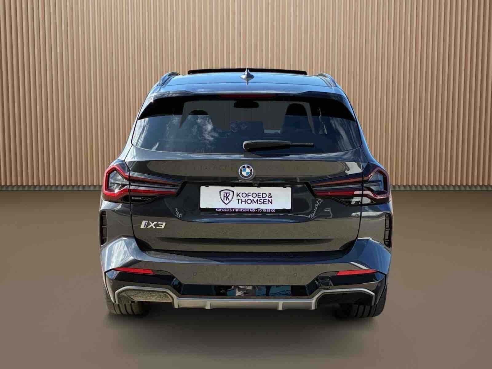 Grå BMW iX3 fra 2024