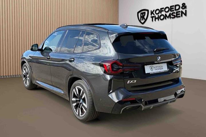Grå BMW iX3 fra 2024
