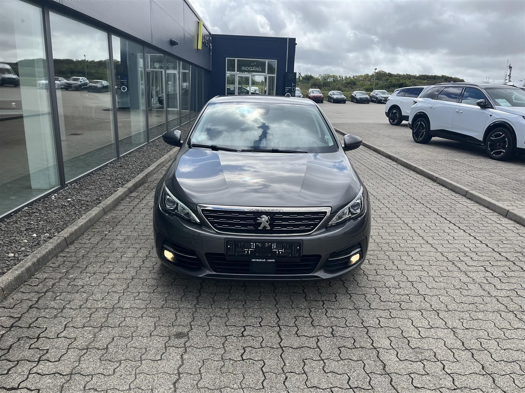 Grå Peugeot 308 fra 2020