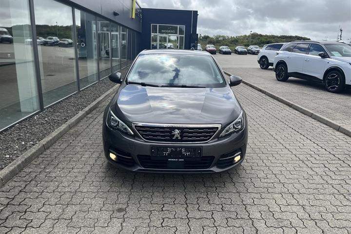 Grå Peugeot 308 fra 2020