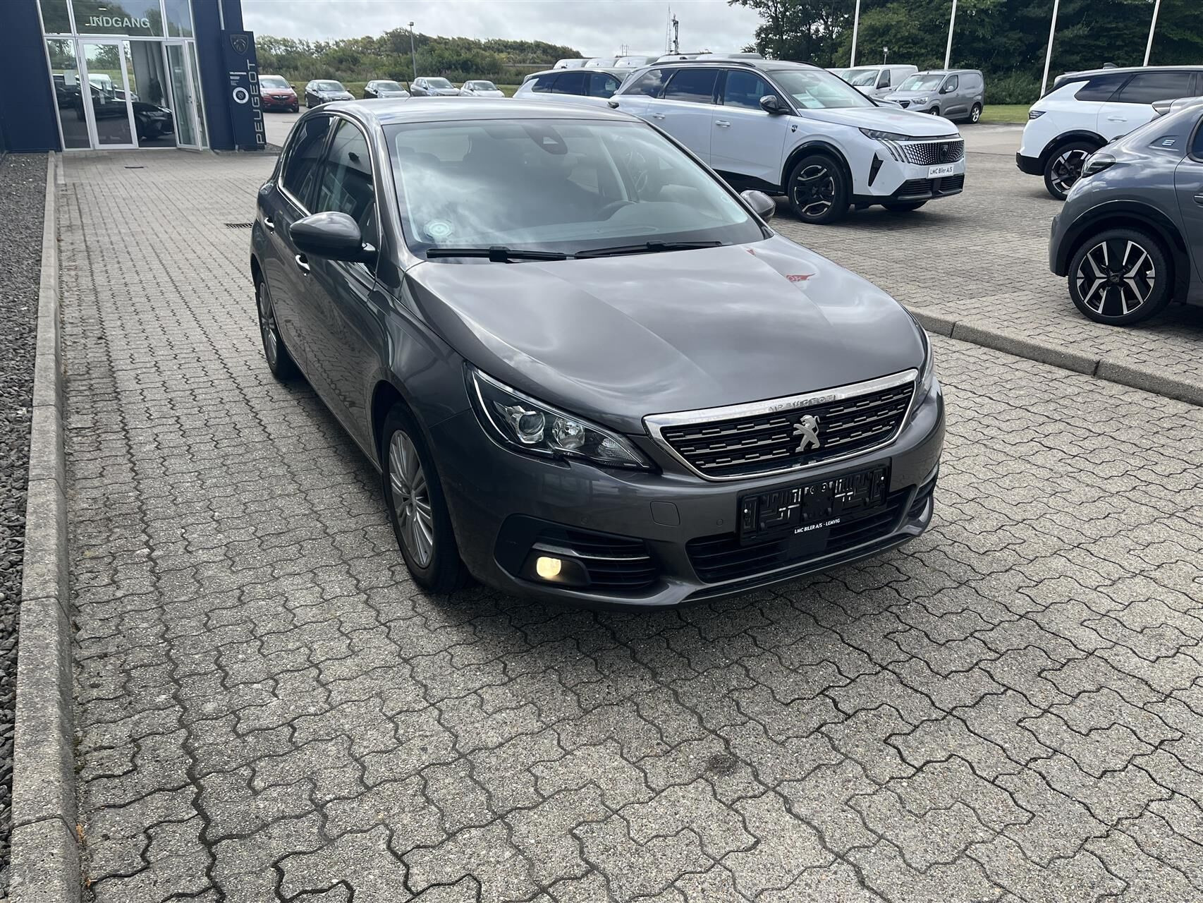 Grå Peugeot 308 fra 2020