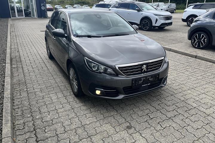 Grå Peugeot 308 fra 2020