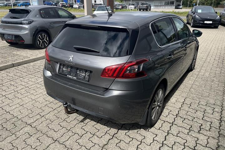 Grå Peugeot 308 fra 2020