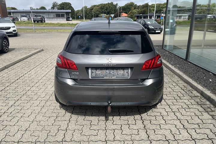 Grå Peugeot 308 fra 2020