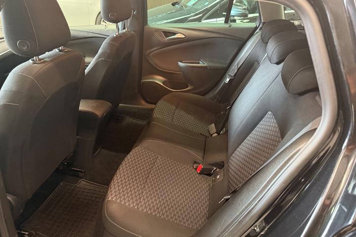 Sort Opel Astra fra 2017