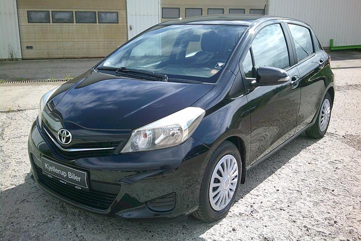 Gul Toyota Yaris fra 2011
