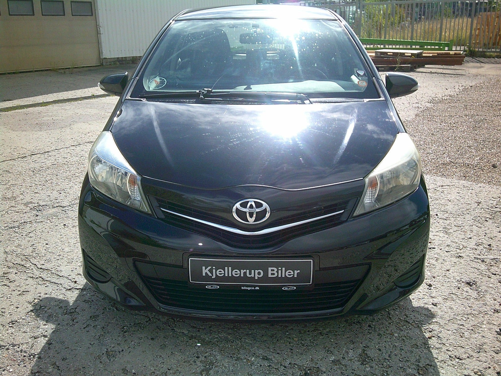 Gul Toyota Yaris fra 2011