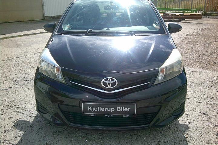 Gul Toyota Yaris fra 2011
