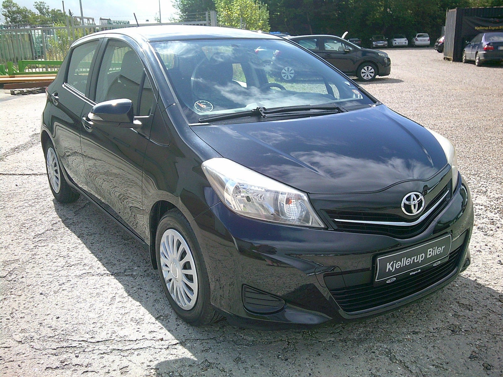 Gul Toyota Yaris fra 2011