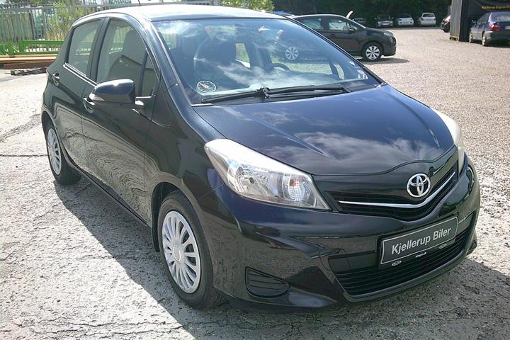 Gul Toyota Yaris fra 2011
