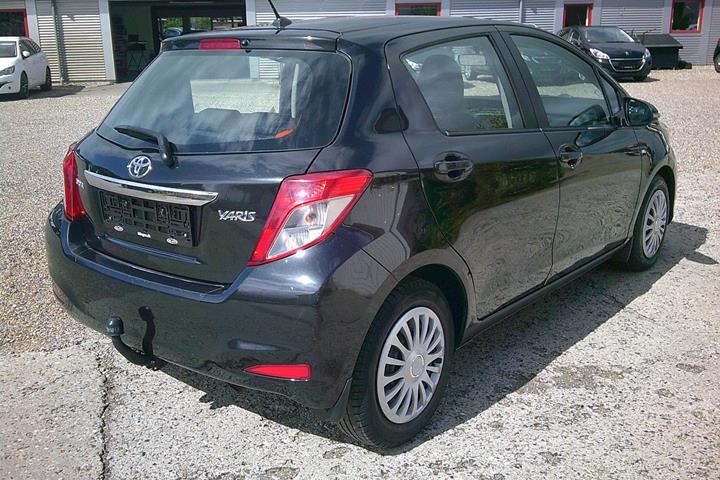 Gul Toyota Yaris fra 2011