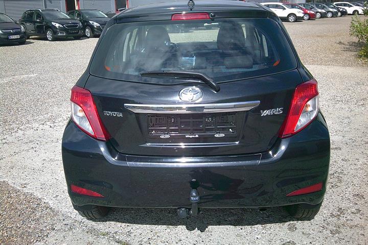 Gul Toyota Yaris fra 2011