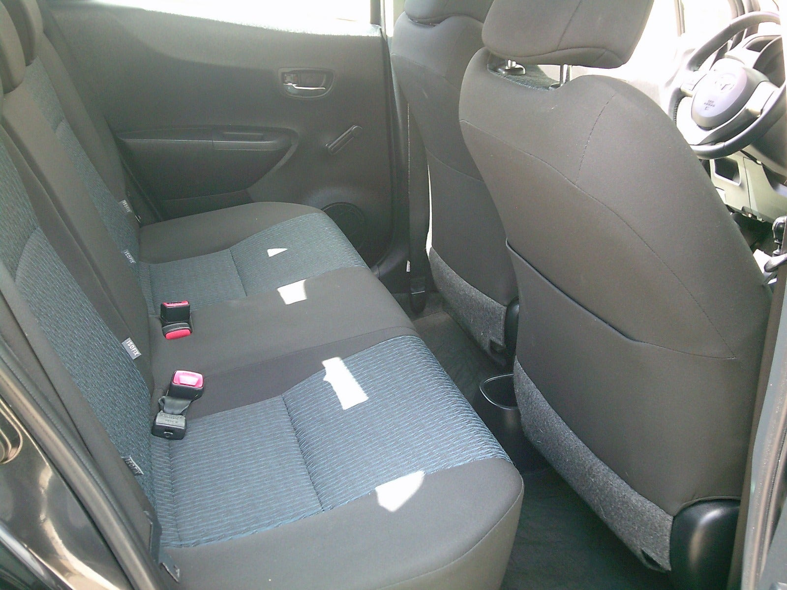 Gul Toyota Yaris fra 2011