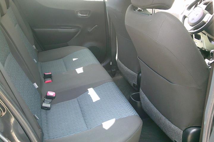 Gul Toyota Yaris fra 2011