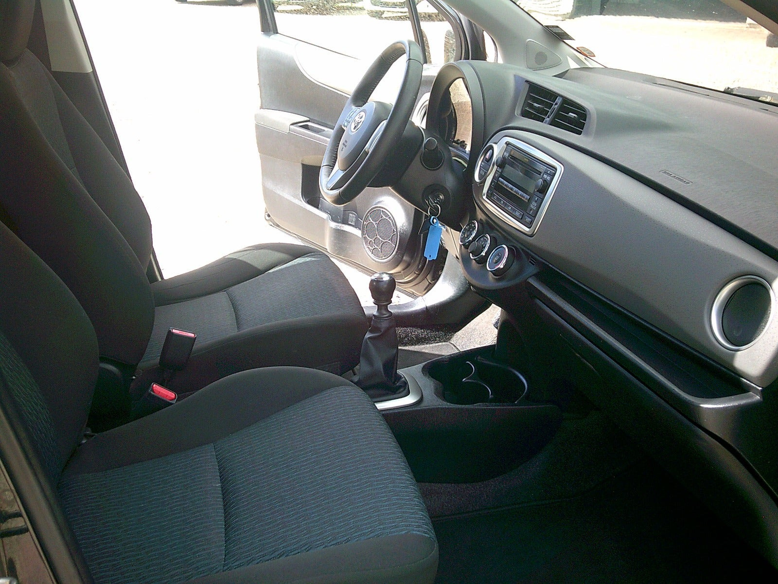 Gul Toyota Yaris fra 2011