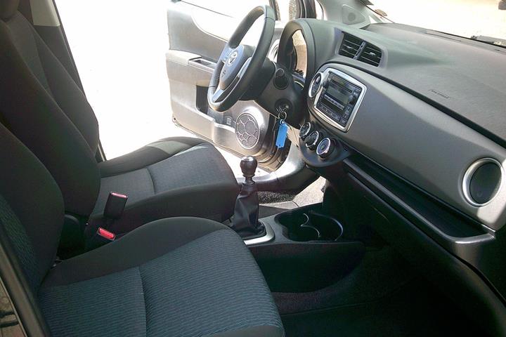 Gul Toyota Yaris fra 2011