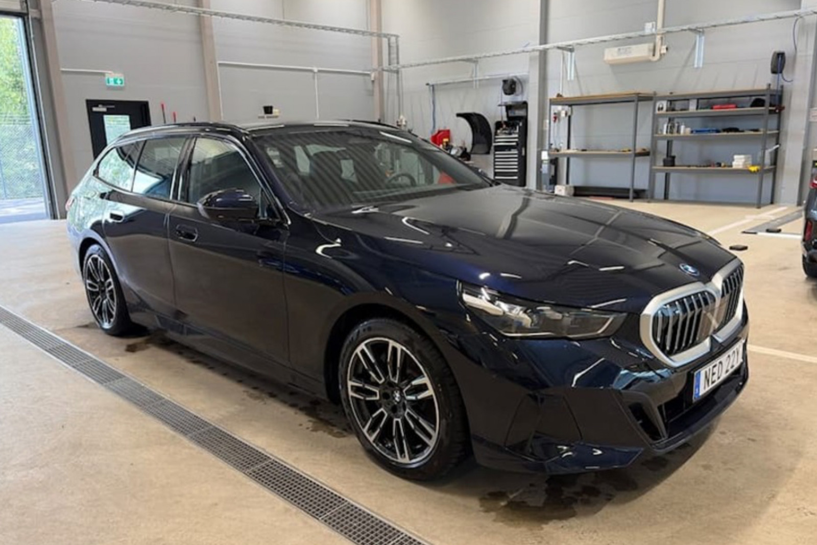Sort BMW i5 fra 2026