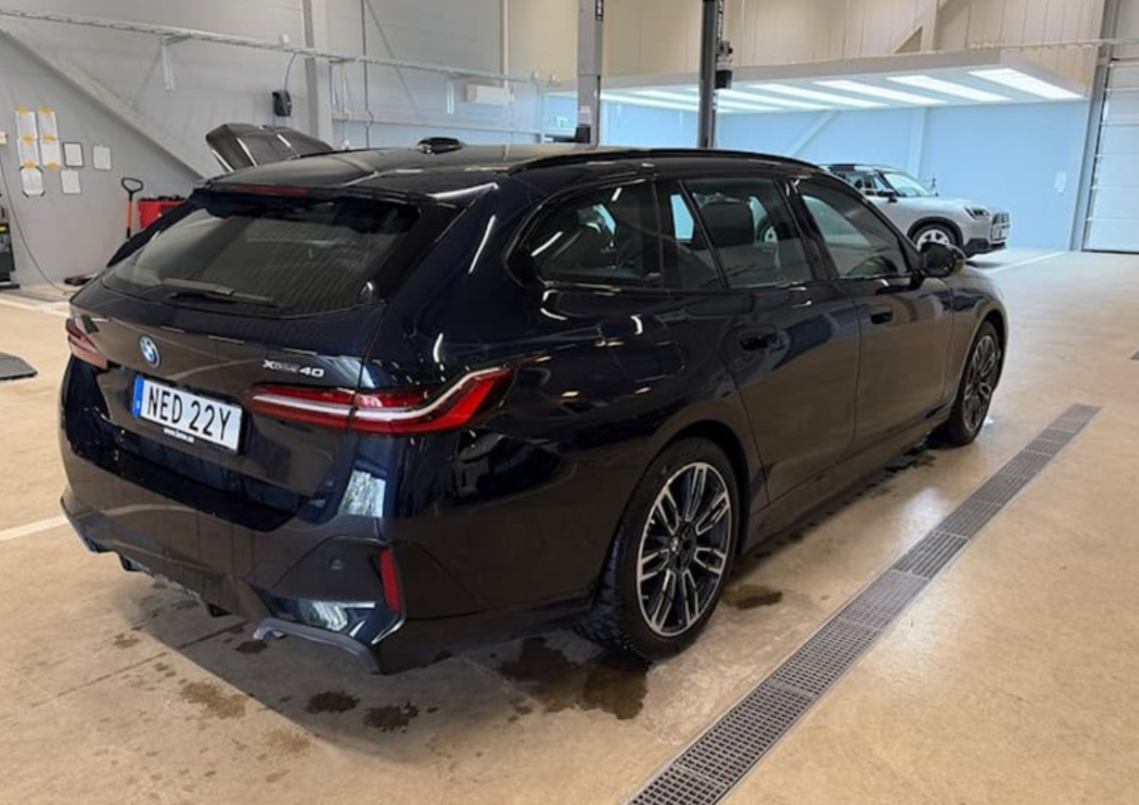 Sort BMW i5 fra 2026