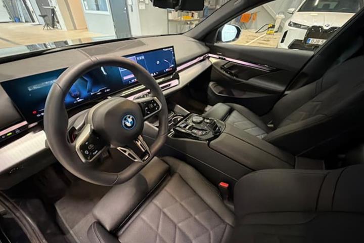 Sort BMW i5 fra 2026