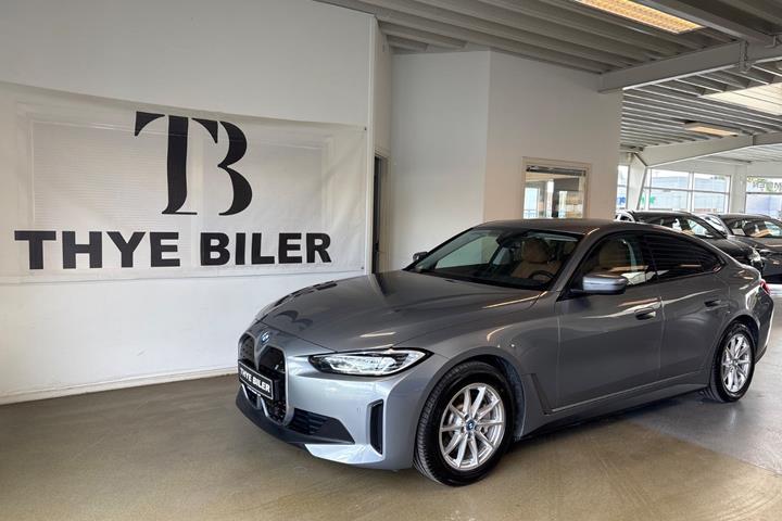 Grå BMW i4 fra 2022 set udefra