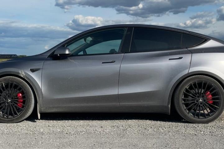 Grå Tesla Model Y fra 2024