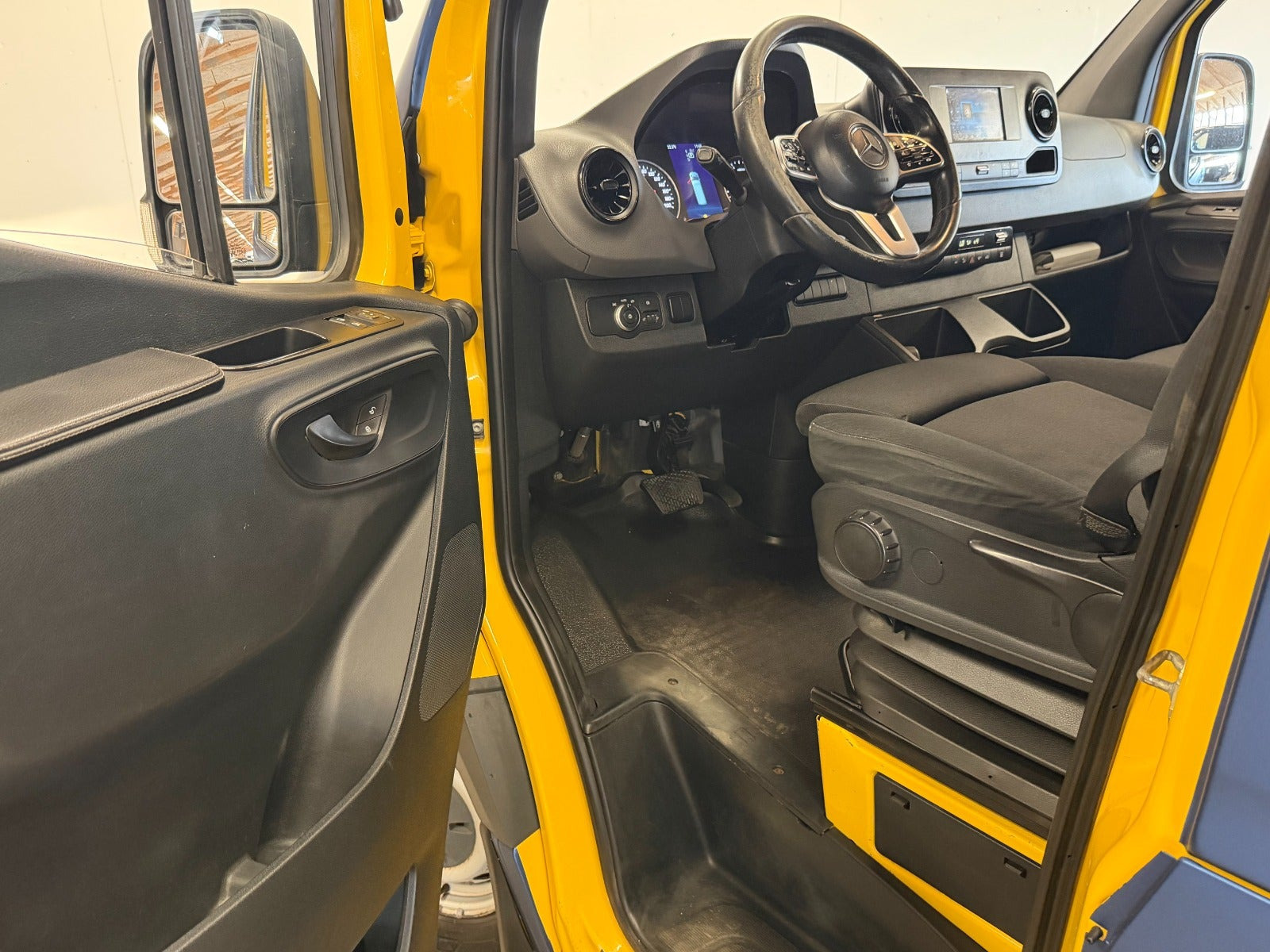 Gul Mercedes Sprinter 316 fra 2018