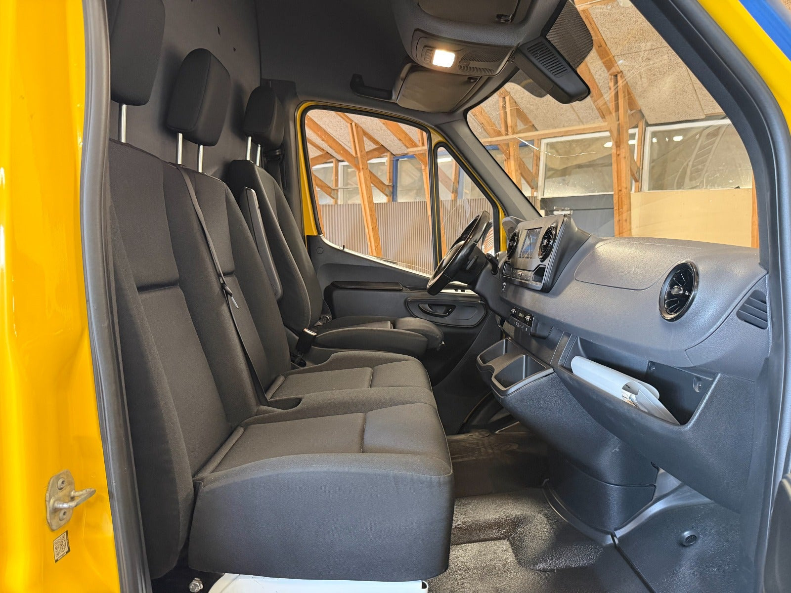 Gul Mercedes Sprinter 316 fra 2018