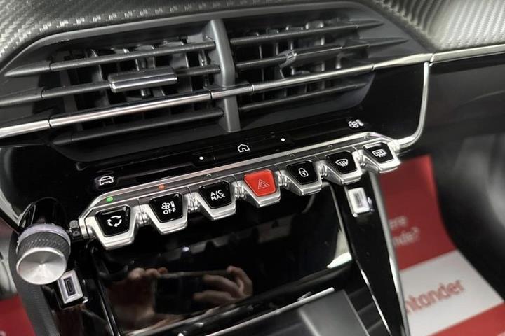 Sort Peugeot e-2008 fra 2025
