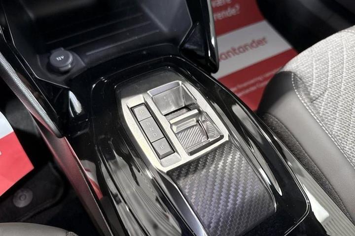 Sort Peugeot e-2008 fra 2025