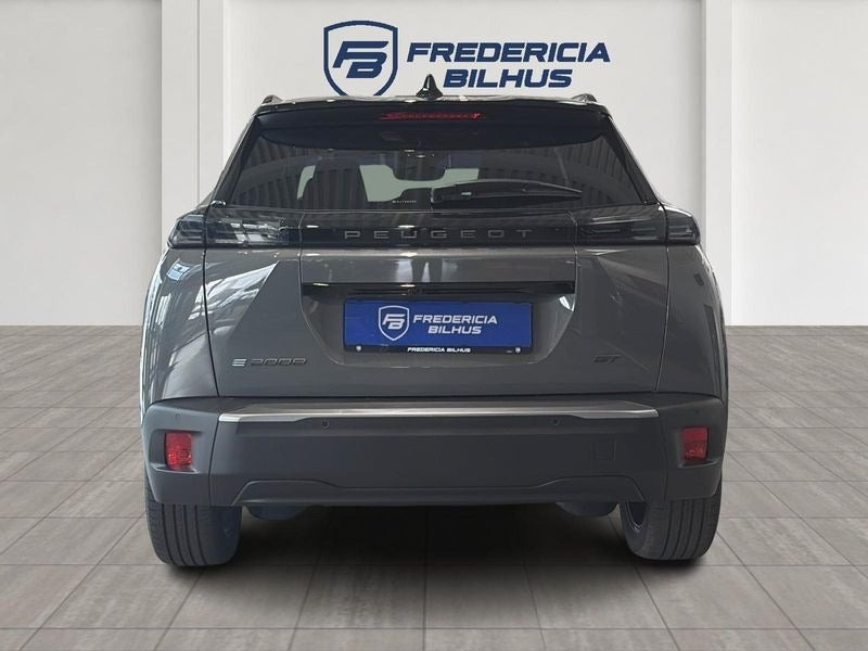Grå Peugeot e-2008 fra 2025