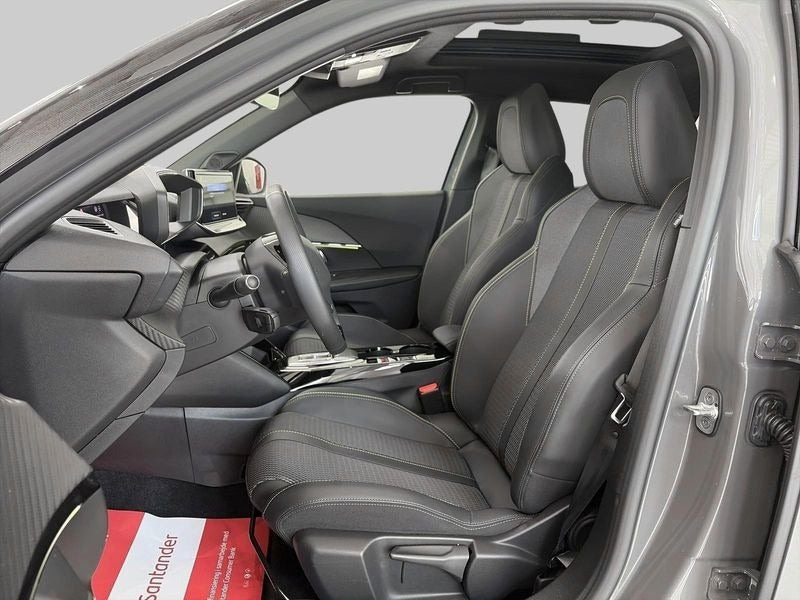 Grå Peugeot e-2008 fra 2025
