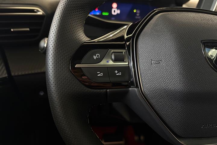 Grå Peugeot e-2008 fra 2025