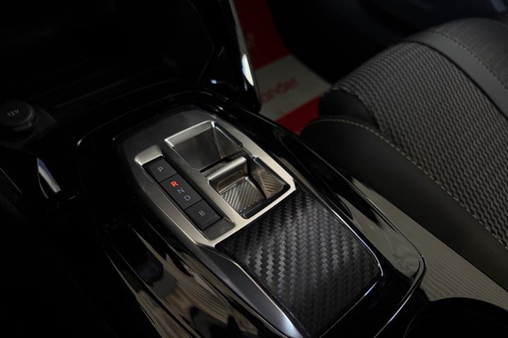 Grå Peugeot e-2008 fra 2025