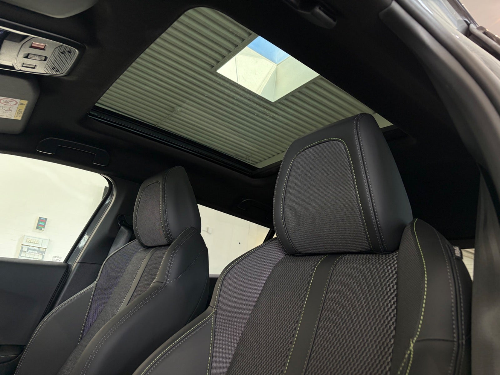Grå Peugeot e-2008 fra 2025