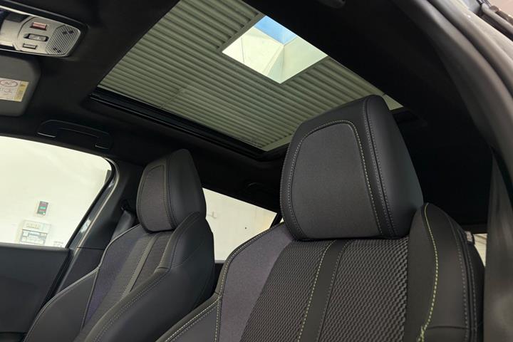 Grå Peugeot e-2008 fra 2025
