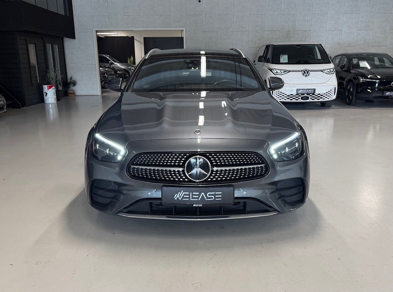 Grå Mercedes E300 de fra 2022