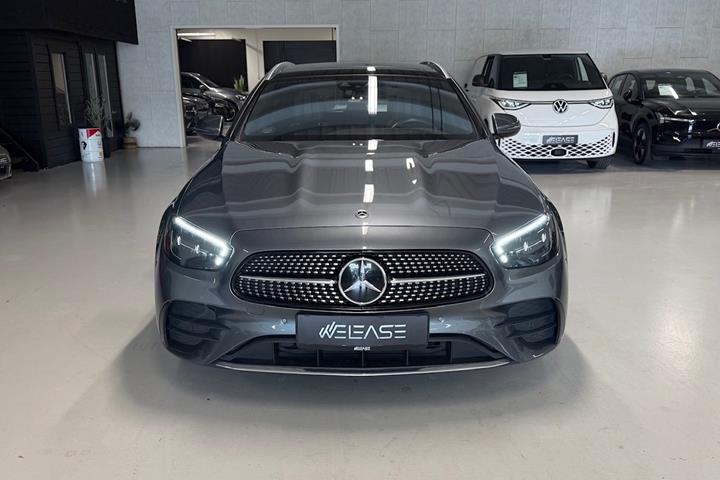Grå Mercedes E300 de fra 2022