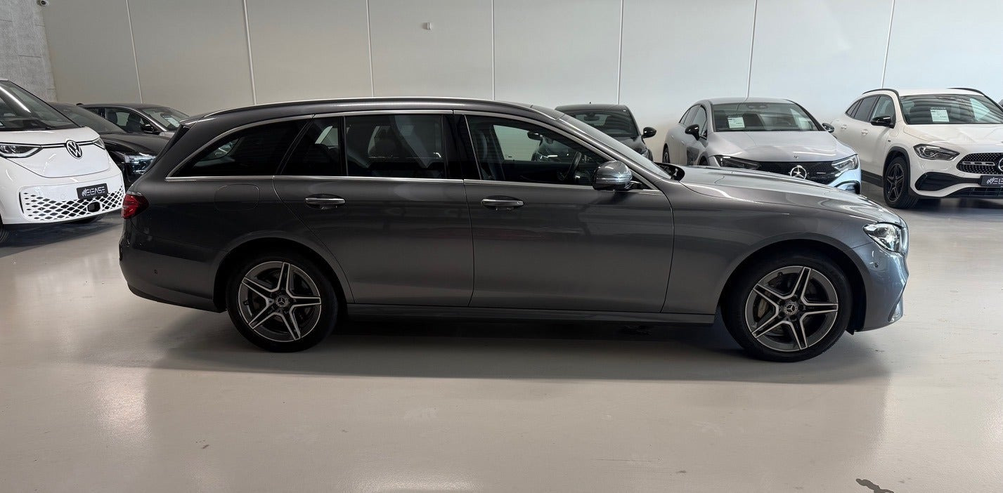 Grå Mercedes E300 de fra 2022