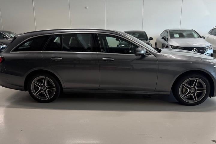 Grå Mercedes E300 de fra 2022